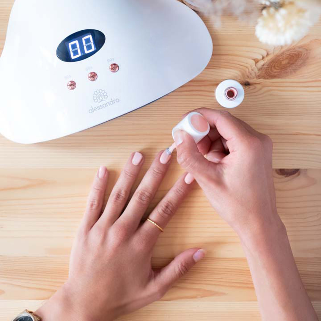 Jaký je rozdíl mezi Striplacem a obyčejným gellakem? Proč je Striplac lepší volba?