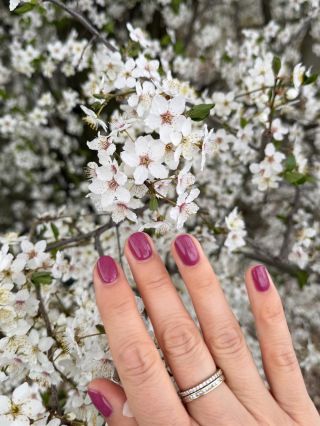 Venku to možná ještě na jaro úplně nevypadá… ale my víme, že jaro už je v plném proudu 💅🌸 A o to větší radost nám děláte...
