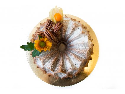 babovka s vajecnym likerom a pekanovymi orechmi