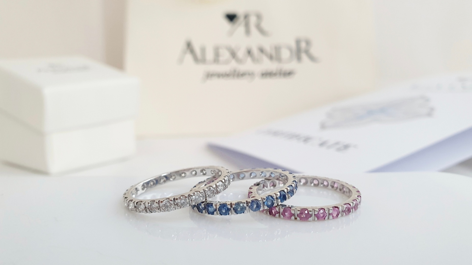 Prstýnky s diamanty, safíry a rubíny