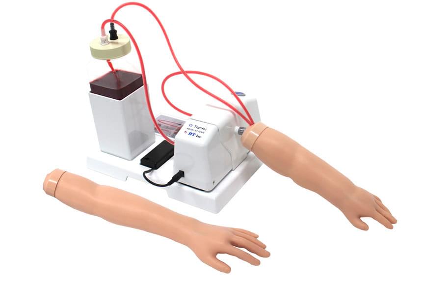 Model paže kojence pro nácvik nitrožilních injekcí