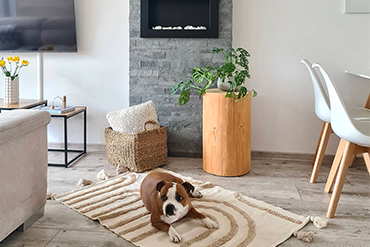 Ako je náročné nalepiť samolepiaci kamenný obklad na stenu a zvládne to skutočne každý?