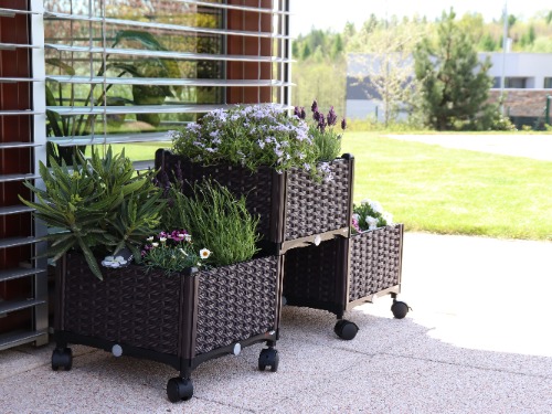 So samozavlažovacími hrantíkmi rozkvitne vaša terasa, balkón aj lodžia