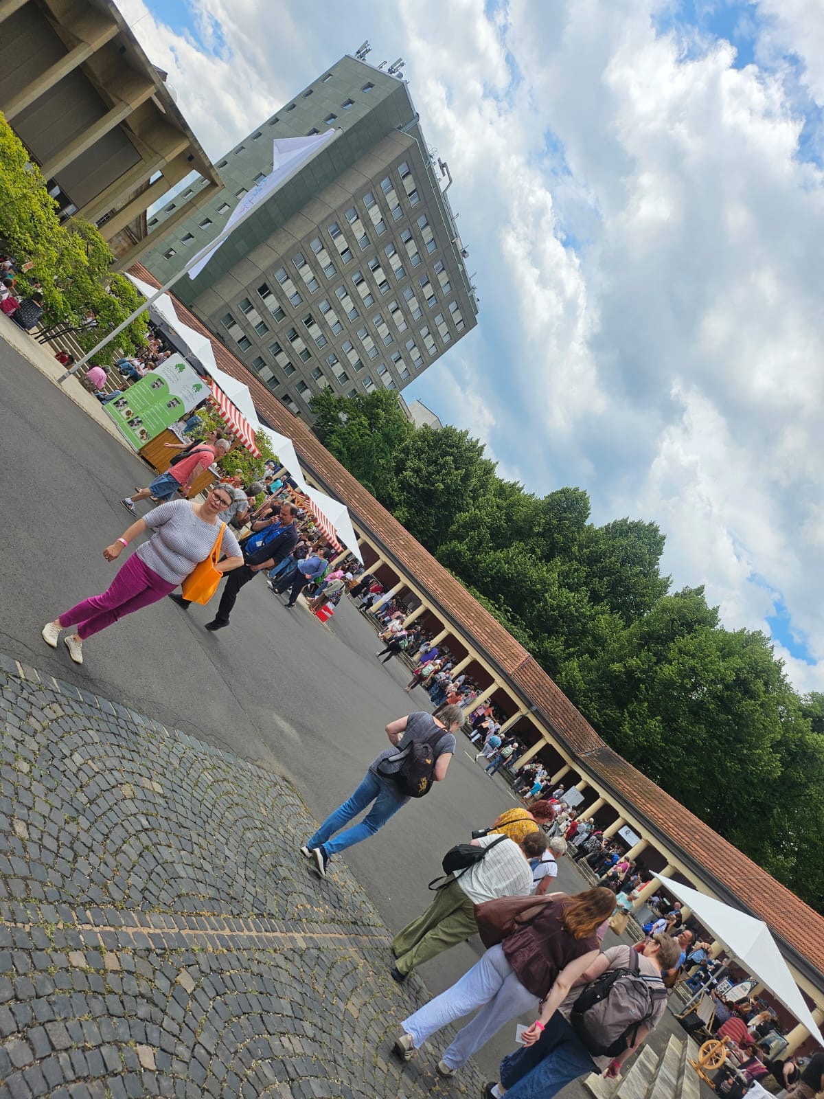 stánky na veletrhu v Kasselu