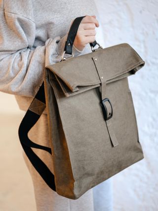 Batoh BÁRA z pratelného papíru ❤️ ✔️lehký ✔️pevný ✔️minimalistický www.alipoli.cz #batoh #batohy #bag #bags #snappap