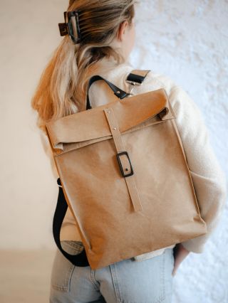 Rolovací batoh 🎒 BÁRA ❤️ ✔️ vyroben z pratelného papíru ✔️ lehký a pevný ✔️ nadčasový a minimalistický www.alipoli.cz #bag...