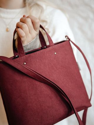 JUSTÝNA 👜 ✔️ snappap ✔️ lehká a pevná ✔️ jedinečná www.alipoli.cz #snappap #bags #washablepaper #handmade #kabelka