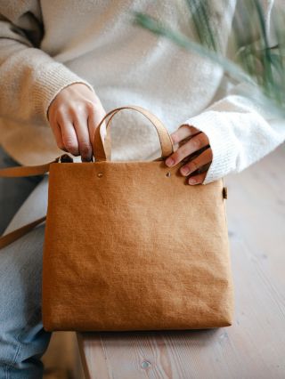 JUSTÝNA v barvě bronze ✔️ pratelný papír ✔️ lehkost a pevnost ✔️ elegance ✔️ kvalitní práce www.alipoli.cz #snappap #bags...