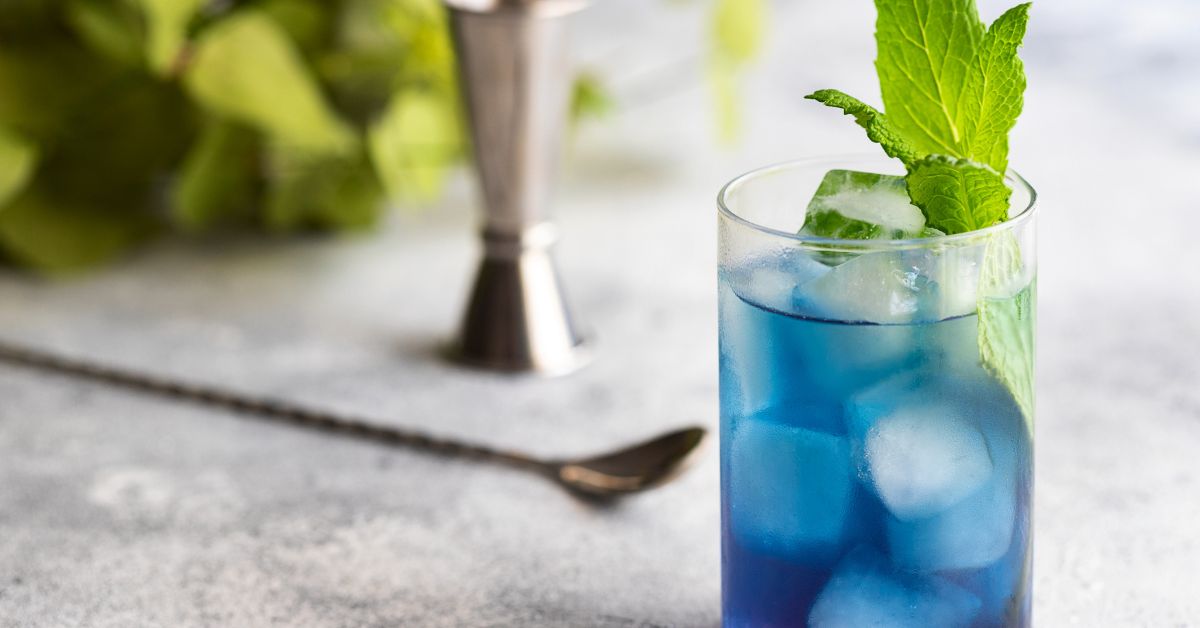 Osvěžující a modrý jako moře v Karibiku. To je drink Blue Lagoon