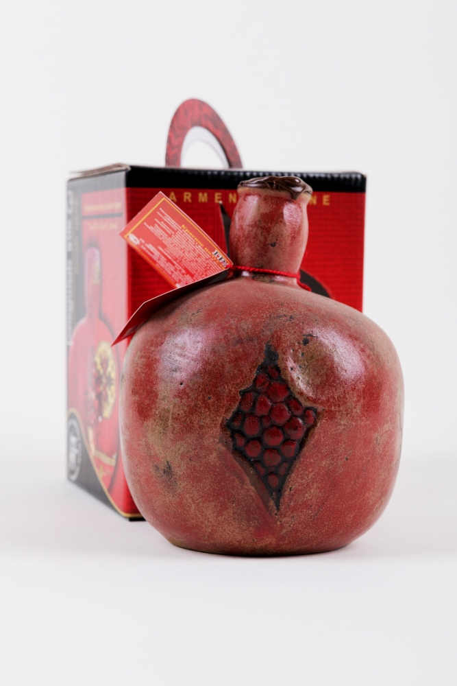 Ijevan Pomegranate 0,75l 12% červené polosladké víno - keramika (karton)
