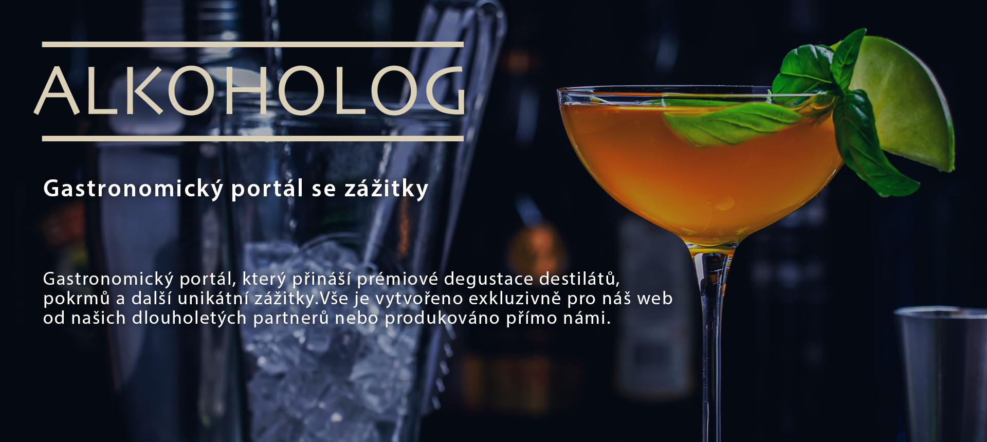 Coupé sklenička s cocktailem, ozdobená bazalkou a limetkou