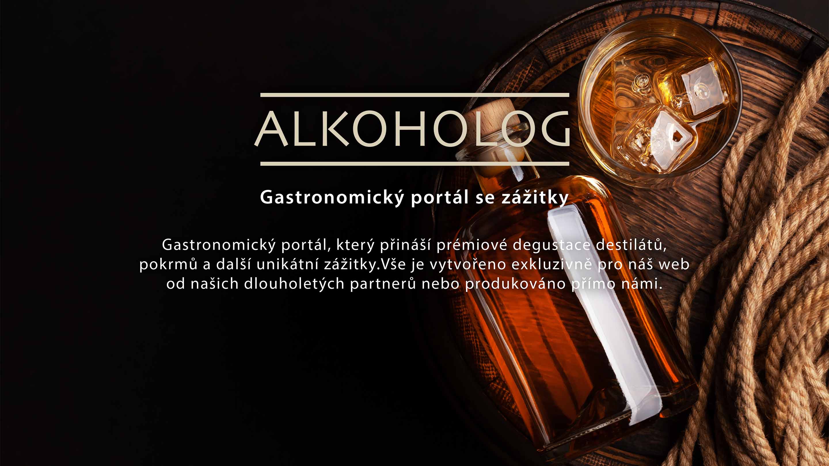 Láhev rumu se skleničkou plnou ledu na barelu - pohled shora