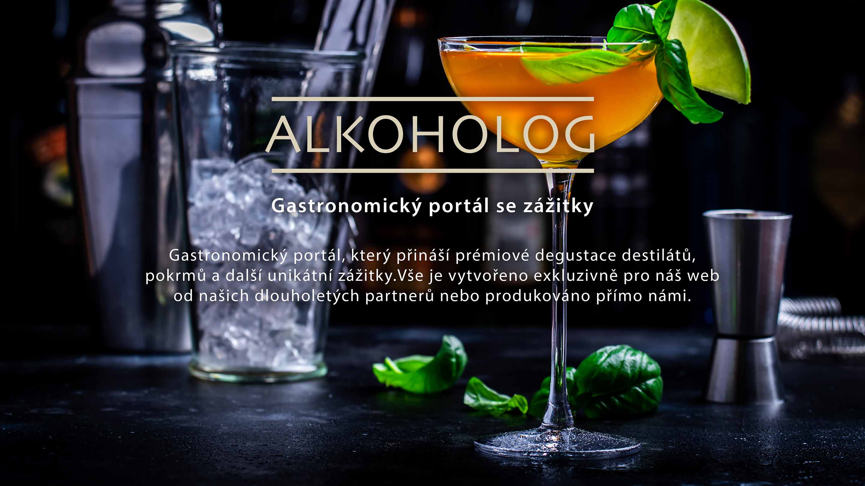 Coupé sklenička s cocktailem, ozdobená bazalkou a limetkou