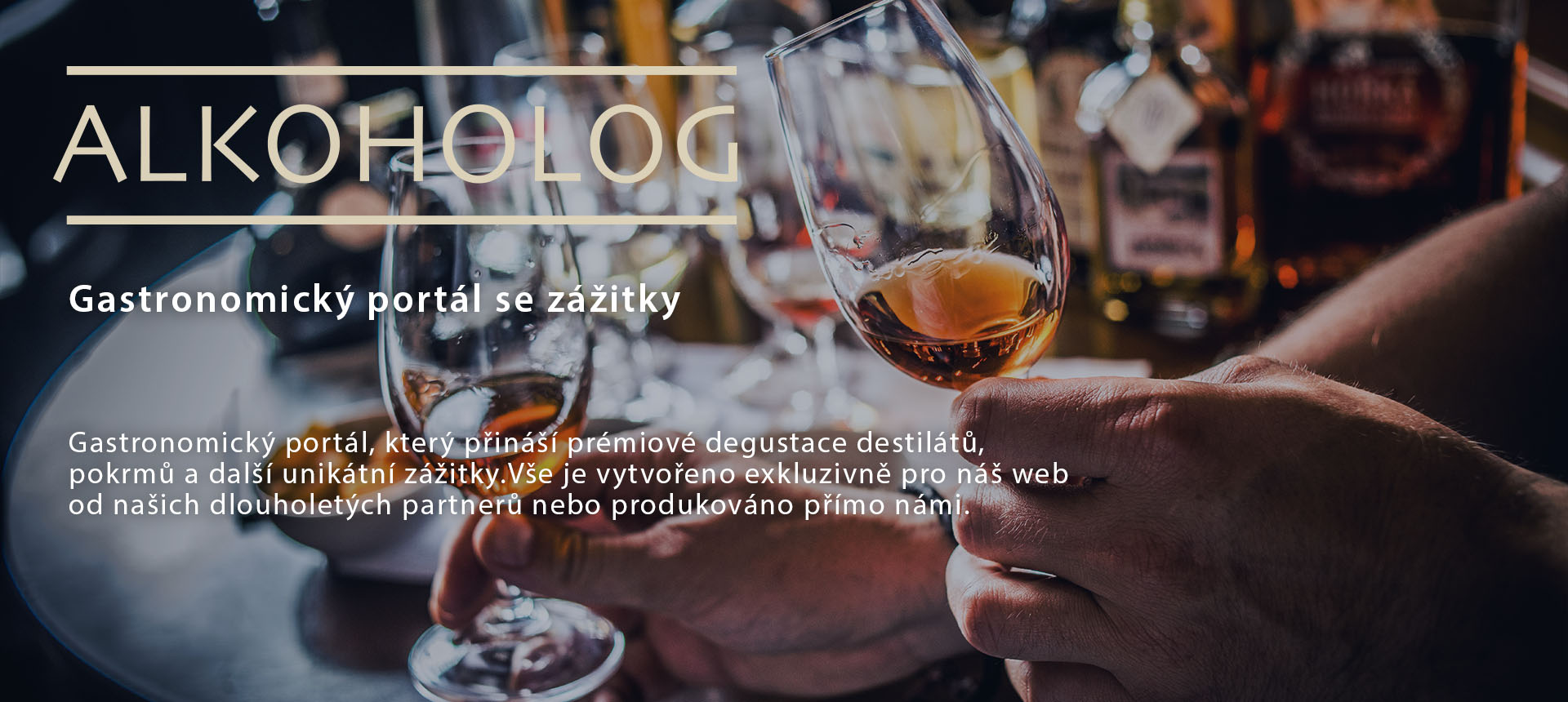 detailní záběr na mužské ruce držící 2 degustační skleničky na degustaci českých destilátů