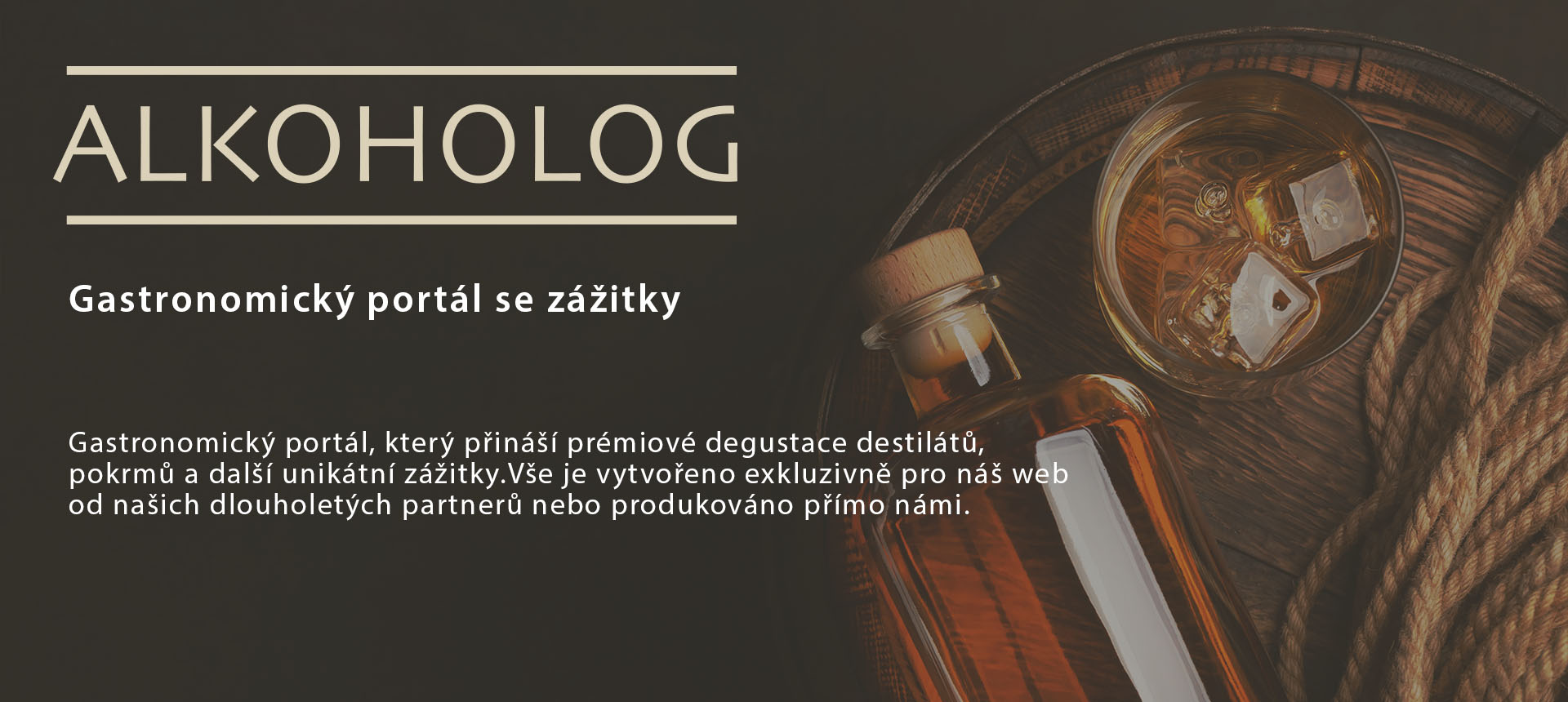 Láhev rumu se skleničkou plnou ledu na barelu - pohled shora