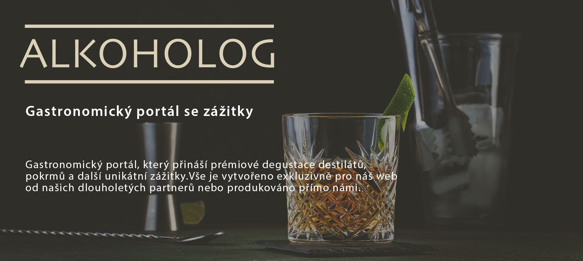 Detailní záběr na cocktail ve whisky skleničce s míchací sklenicí, jiggerem a barmanskou lžičkou v pozadí