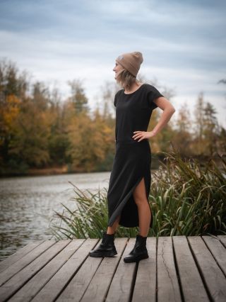 ŠATY OLÍVIE . Super pohodlné šaty Olívie na každé roční období 🙌 Ve třech barevách🐫🍇🖤 Rozparek na levé straně 🫶 Jednoduchý...