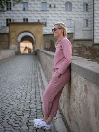 TEPLÁKOVKA COMFORT 🌞 . super pohodlná kombinace 🌸. Tepláky, které nebudete chtít sundat. Poslední barevné kombinace...