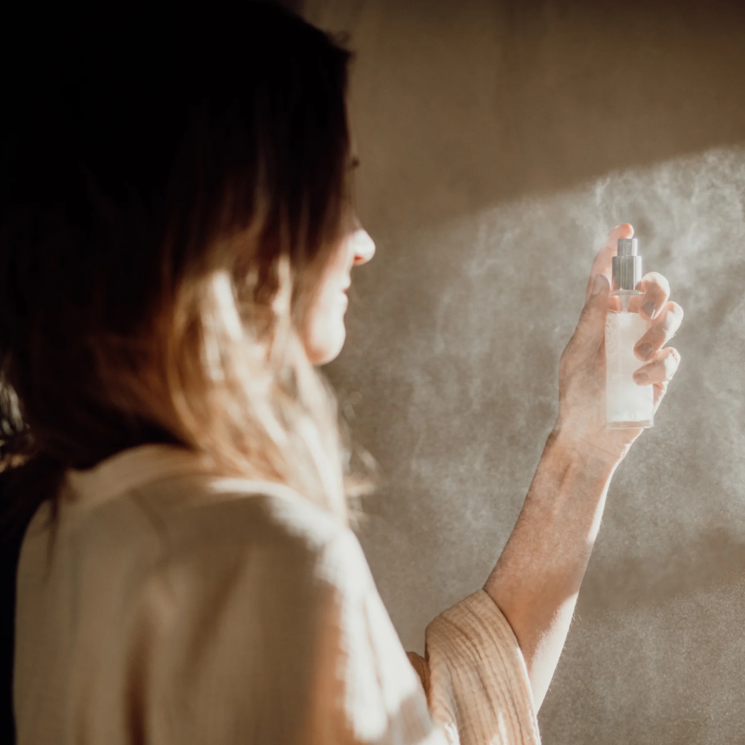 Aromaterapie v mlze: proč v létě používat hydroláty?