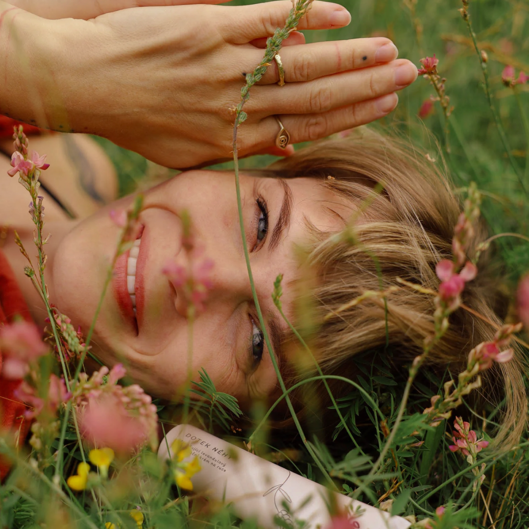 Letní TO-DO list pro pleť: Co teď potřebuje a jak se o ni starat doma i na cestách