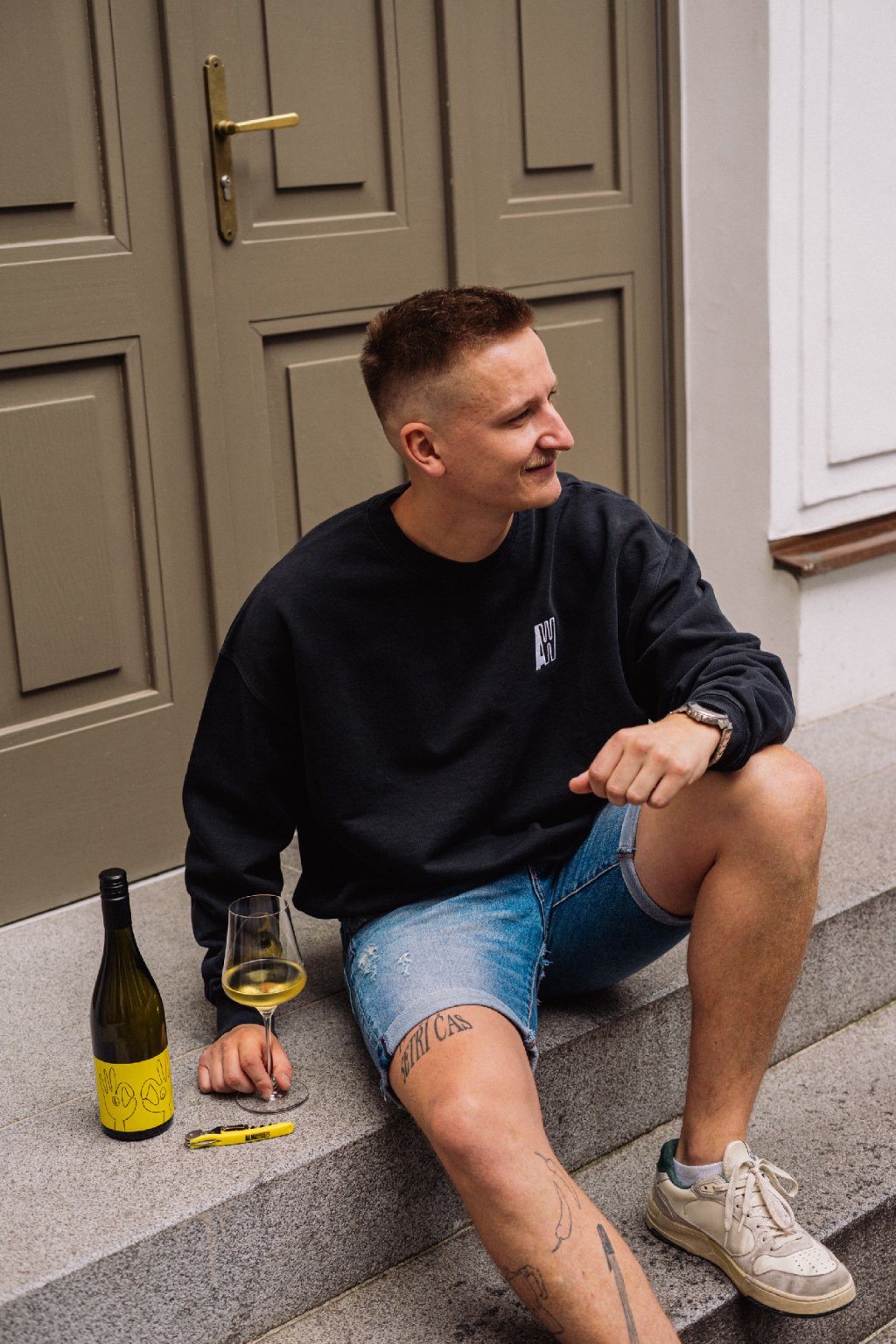 Vintage black oversized crewneck Alma Wines