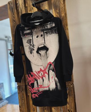 MIKINO ŠATY “NO VICTIM SWEAT” od YAKUZY 🎀 ✅ PERFEKTNÍ NA PŘECHODNÉ OBDOBÍ – UDRŽÍ TĚ V TEPLE I BEZ BUNDY A DÍKY DÉLCE...