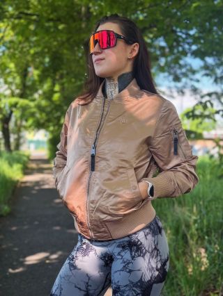 🤎 PitBull West Coast – dámská bunda GENESEE IV dark sand 🤎 Lehký bomber v elegantní dark sand barvě, který spojuje...