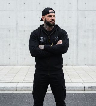 💀Yakuza Premium 3925 C black 💀 Minimalistický předek, brutální záda a detaily, které mluví za vše. 🔥 “BORN TO BURN” není...