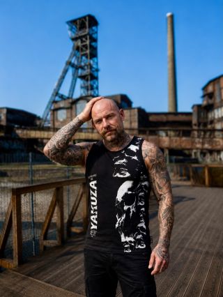 💀 Yakuza Rope Time Slim – když obyčejné tílko nestačí. 🔥 Výrazný celoplošný potisk vpředu i vzadu 🔥 Slim fit střih...