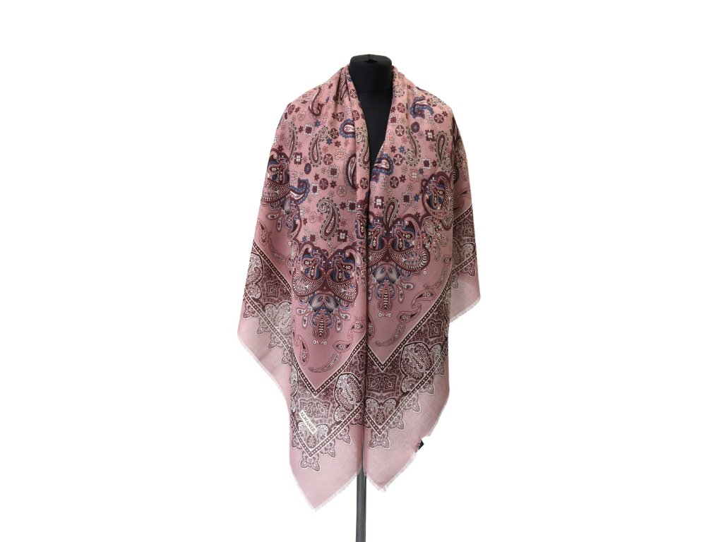 Dámský šátek přes ramena s bohatým orientálním vzorem paisley, v barvě starorůžové s vínovými akcenty. Šátek s rozměrem 130 x 130 cm se dá nosit přes ramena, uvázaný kolem krku, či kolem pasu.