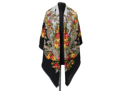 Velký květinový šátek s černým podkladem a bohatým květinovým vzorem. Rozměry 130 x 130 cm, materiál silk touch polyester.