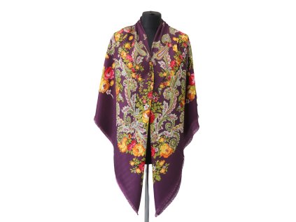 Velký šátek přes ramena s fialovým podkladem s bohatým květinovým vzorem. Rozměry 130 x 130 cm, materiál silk touch polyester