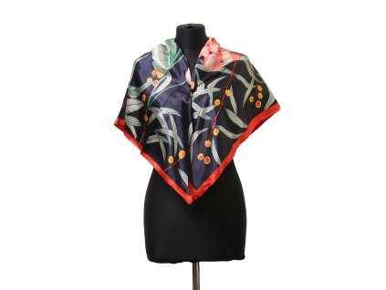 Černý šátek 90×90 cm s květinovým motivem hortenzie. Hebký silk touch polyester s elegantním leskem – stylový doplněk pro každou příležitost.