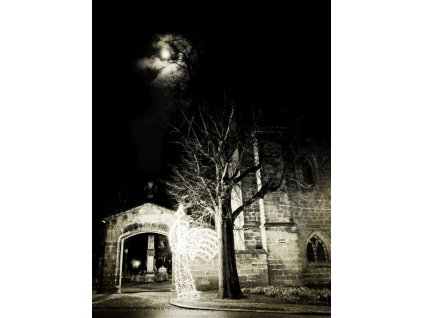 Pohlednice s vánoční atmosférou, anděl a měsíc.