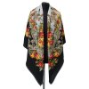 Velký květinový šátek s černým podkladem a bohatým květinovým vzorem. Rozměry 130 x 130 cm, materiál silk touch polyester.