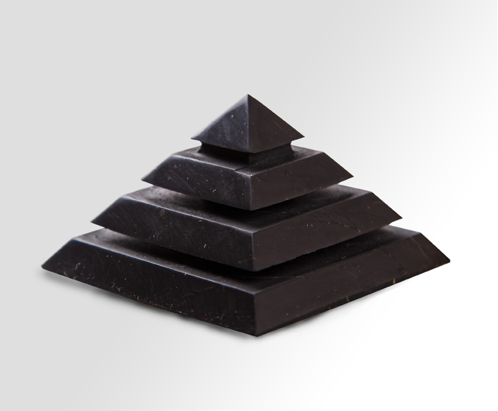 Šungit Sakkara leštená pyramída 7x7 cm 1ks