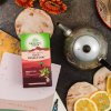 Tulsi Masala Chai porciovaný čaj Organic India background 1