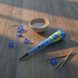 Modrá henna na telo s tradičným orientálnym šarmom! 💙 Bezpečná, 100 % rastlinná a bez škodlivých chemikálií – henna, ktorá...