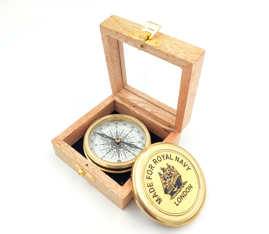 Mosazný kompas v dřevěné krabičce