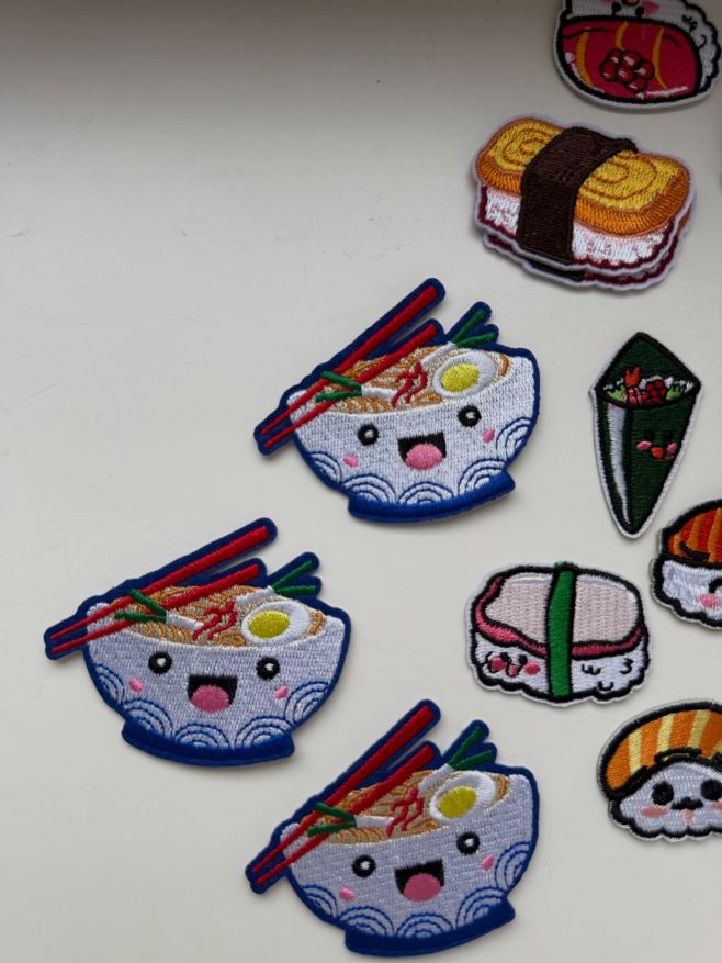 ⠀ 🍣 Patch, co dělá outfit. Sushi vibes jen pro ty, co chtějí víc než basic ✨😉 ⠀ Džíska nebo batůžek? Ty rozhodneš🤔 ABC...