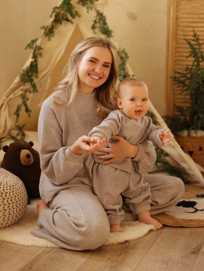 ⠀ Vymyslely jsme šedý pletený set pro holky. Pak se nám v rodině narodil kluk. Trochu jsme upravily střih - a hele… sluší...