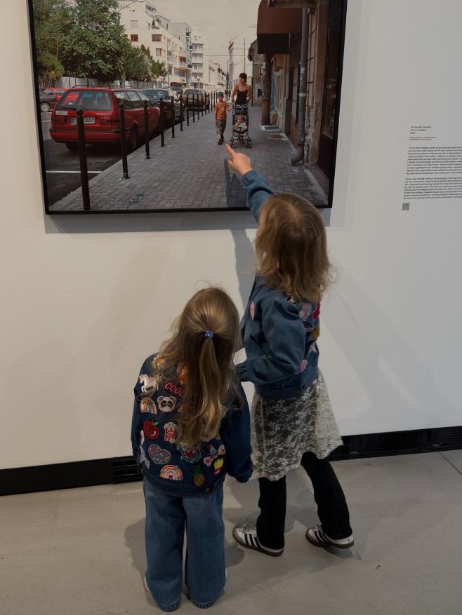 ⠀ Holky v našich džínových bundičkách, @kunsthallepraha vibe a trochu art energy do šedého dne #vikend