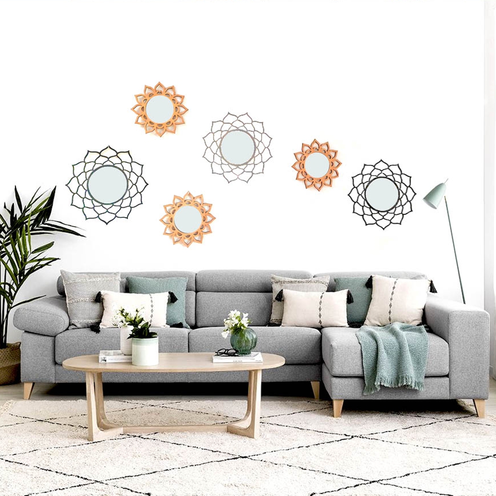 Sada designových zrcadel na zdi