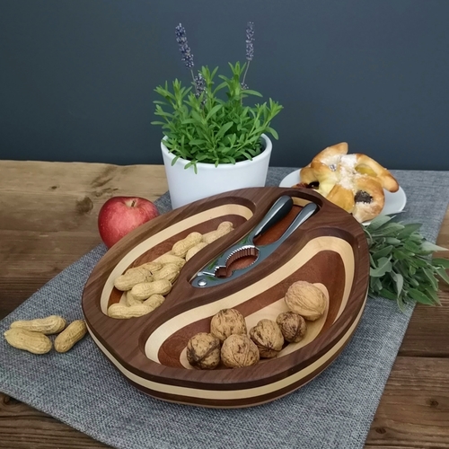 Miska s ořechy a louskáčkem