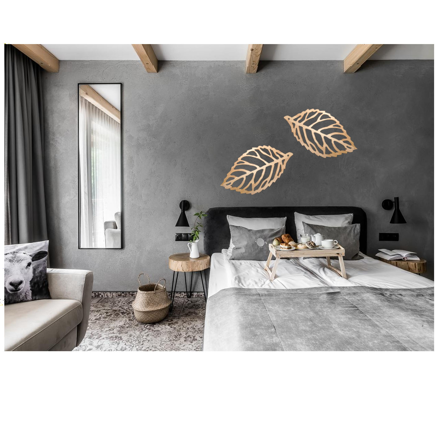 Listy zavěšené na zdi