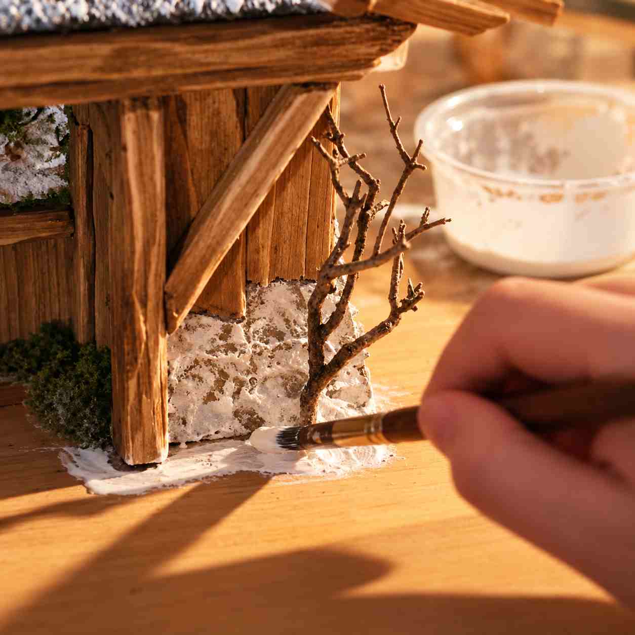 Bäumchen aus Zweigen wird von Hand eingesetzt