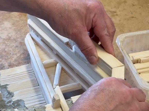 Detail ruční práce ze dřeva