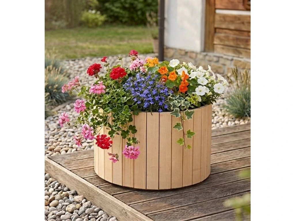 Dřevěný designový obal s plastovou nádobou pro květiny a bylinky