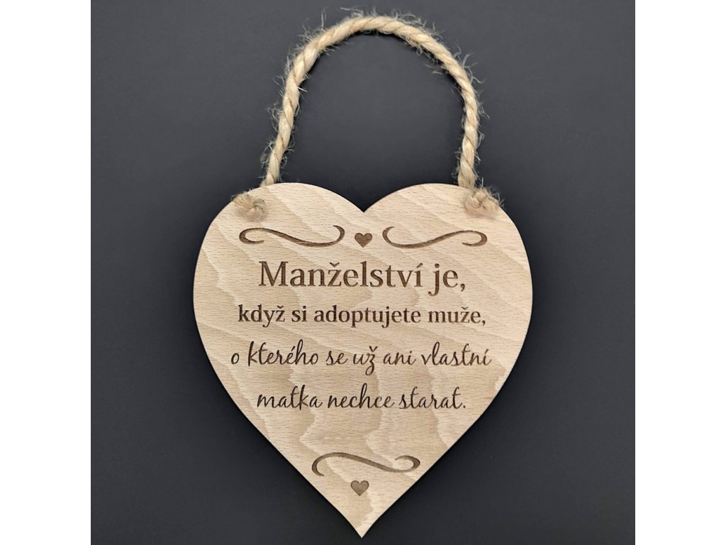 Dřevěné srdce s nápisem Manželství je, když si adoptujete