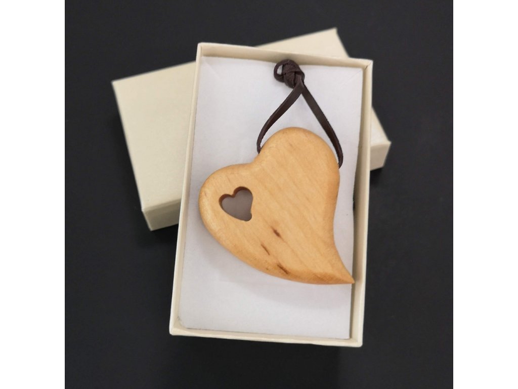 Dřevěný přívěsek na krk ve tvaru srdce, 4,5x4 cm - Dřevěný obchůdek AMADEA,  Dřevěné dekorace, dřevěné ozdoby, dřevěné šperky, dřevěné módních doplňky,  dřevěné suvenýry, dřevěné nádobí, dřevěné kuchyňské potřeby, dřevěné  stolovací doplňky,